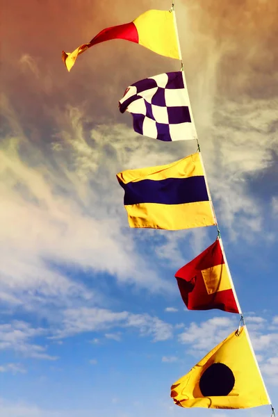 Bandeiras de sinal marinho contra de um céu dramático tomadas close-up . — Fotografia de Stock
