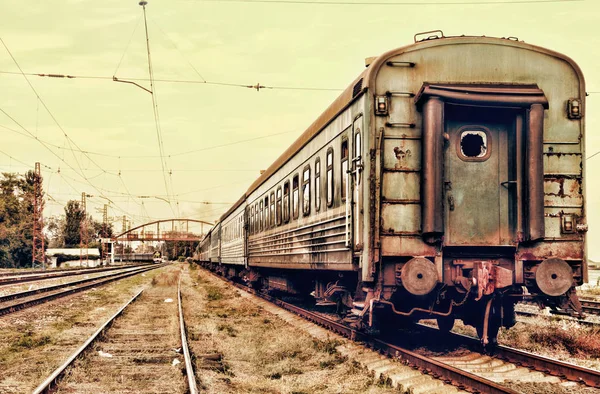 Övergivna rostig passagerartåg vagn på en räls. — Stockfoto