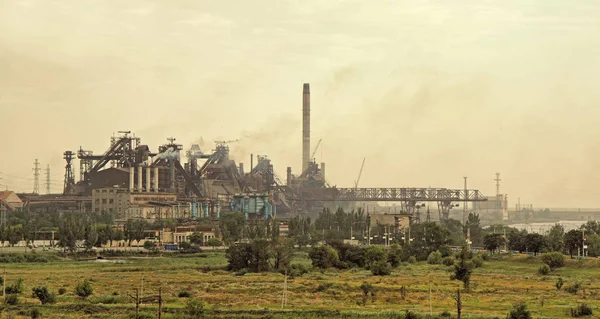 Panoramautsikt över den stora industrianläggningen med rökande faktor — Stockfoto