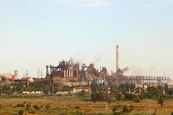 Panoramautsikt över den stora industrianläggningen med rökande faktor — Stockfoto