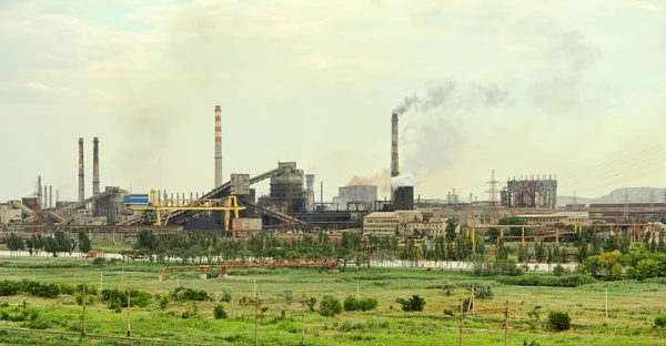 Blick auf die große Industrieanlage mit Raucherfaktor — Stockfoto