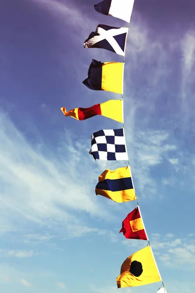 Banderas de señales marinas contra de un cielo dramático . —  Fotos de Stock