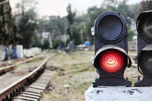 Stopbord bij een rood stoplicht op een station. — Stockfoto