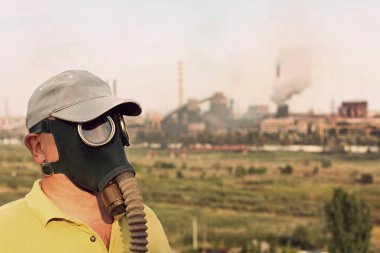 Endüstriyel fabrika ve sigara boru su larında gaz maskesi ve kap erkekler b