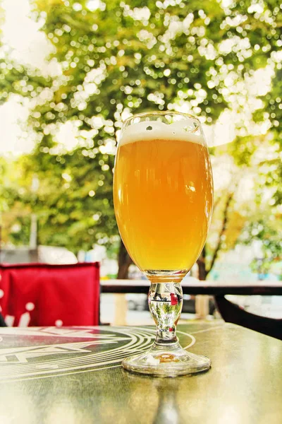 Foamy beer glass on table. — Stock Photo, Image