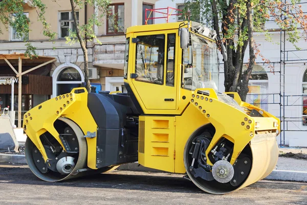 New Heavy Vibration roller compactor at asphalt pavement works. — Stock Photo, Image