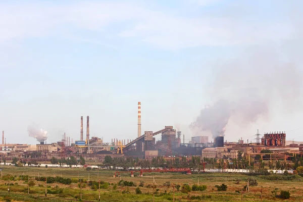 Stor industrianläggning med rök fabriks skorstenar på blå himmel — Stockfoto