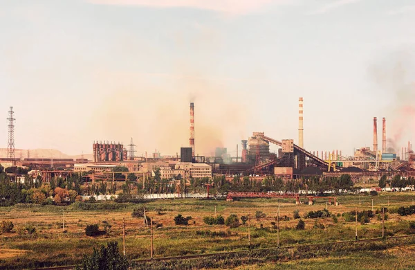 Panoramautsikt över den stora industrianläggningen med rökande faktor — Stockfoto
