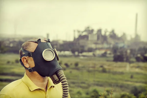 Män bär gasmask på industriell fabriks bakgrund. — Stockfoto