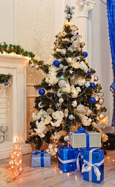 Noel ağacı, Noel süslemeleri ve ev bilgisayarının yanında hediyeler. — Stok fotoğraf