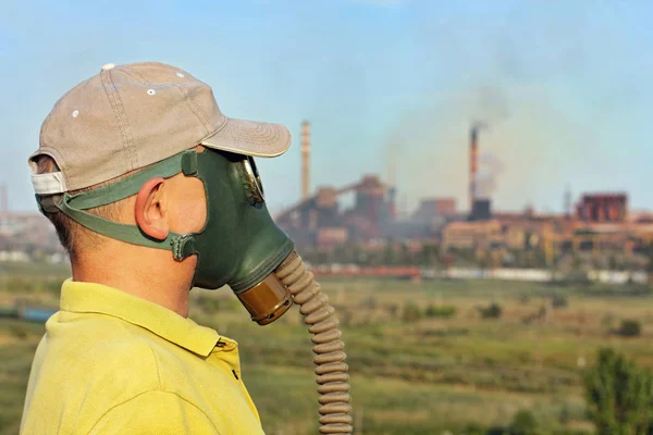 Muži v plynové masce a čepice na průmyslovém dýmce pozadí. — Stock fotografie