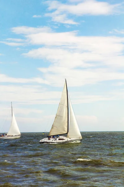 Яхты у моря на голубом облачном фоне . — стоковое фото