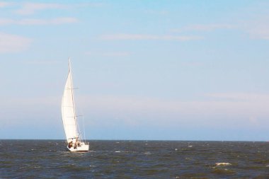 Yelkenli yat denize açılıyor..