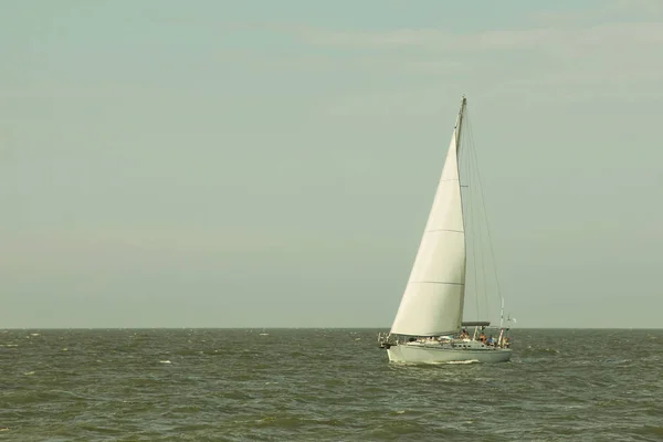 Одинокая лодка в лазурном море . — стоковое фото