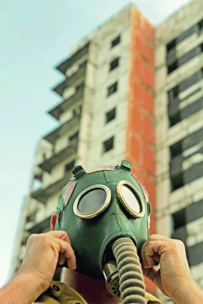 Pessoa werning máscara de gás tomada de perto em bac edifício destruído — Fotografia de Stock