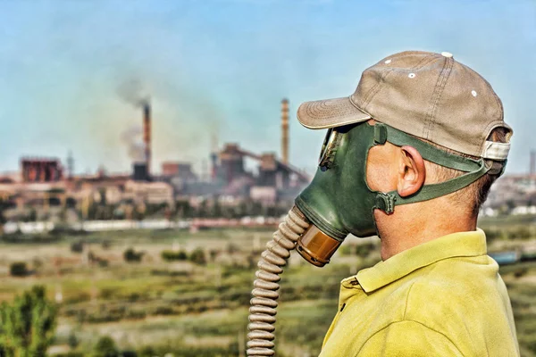 Muži v plynové masce na průmyslovém kouřícím potrubí pozadí. Environme — Stock fotografie