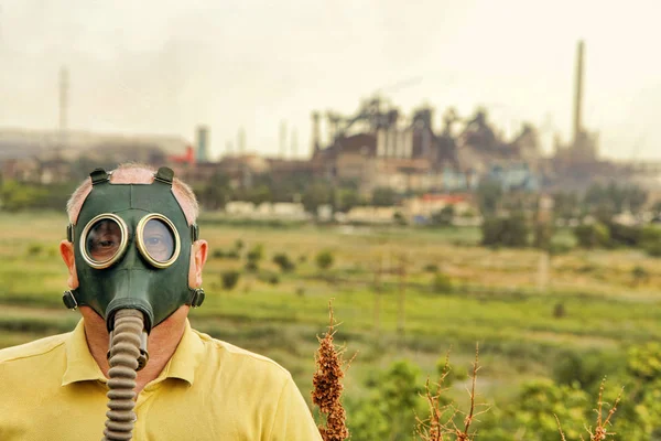 Mannen med gasmask. Utsikt över industrifabriken. — Stockfoto