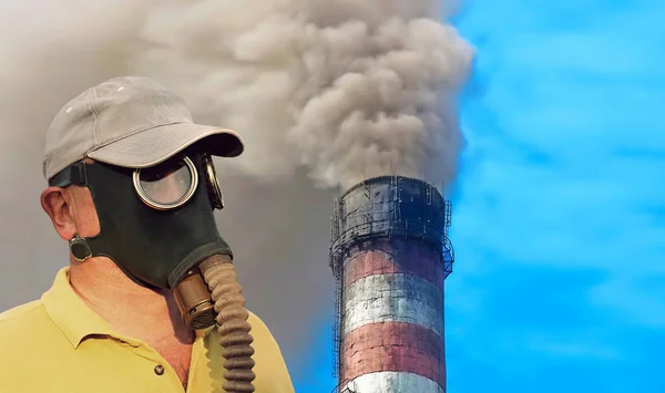 Mužská plynová maska proti průmyslovému kouřícímu potrubí. Environment — Stock fotografie