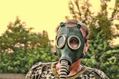 Gaz maskeli adamlar zehirli ortamda kimyasal gökyüzü taşrasında