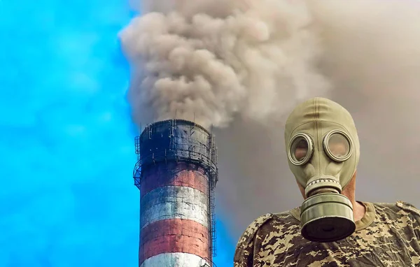 Muži v plynové masce vzít detailní up na průmyslové kouření potrubí backgro — Stock fotografie