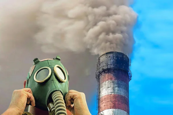 Osoba werning plynová maska proti průmyslové dýmky. — Stock fotografie