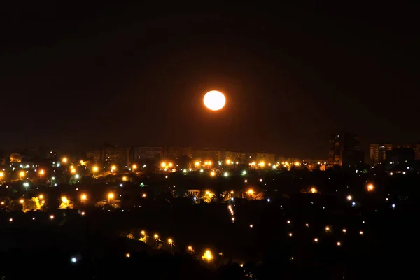 Lua cheia ao longo da noite ruas da cidade . — Fotografia de Stock