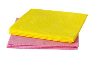 Beyaz arka planda izole edilmiş temizleyici mikro fiber kumaş yığını. Ev kavramı.