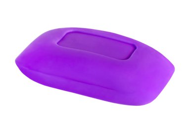 Beyaz arkaplanda izole edilmiş mor sabun çubuğu.