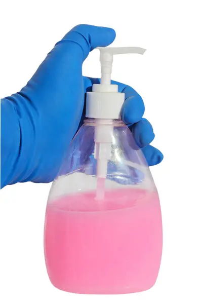 白い背景に隔離された液体石鹸プラスチックポンプボトルと青ゴム手袋で手 家庭の概念 — ストック写真
