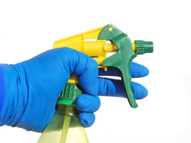 Ev kavramı. Beyaz arka planda izole edilmiş sprey plastik pompalı eldiven..