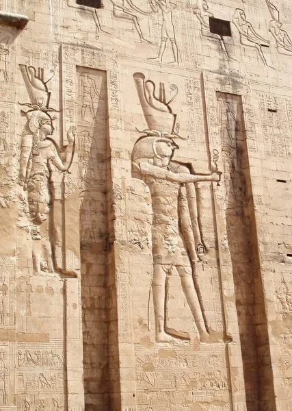 Pared Del Templo Edfu Con Gran Imagen Dios Horus — Foto de Stock