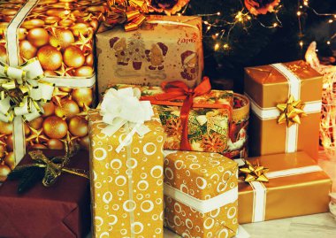 Yeni yıl. Noel zamanı. Noel ağacı yakınındaki Noel hediye kutuları yakın plan çekilmiş..