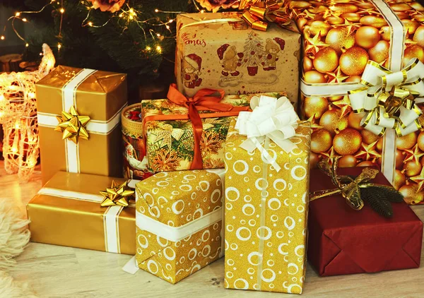 Noel ağacı yakınındaki Noel hediye kutuları yakından çekildi. Yeni yıl. Noel.