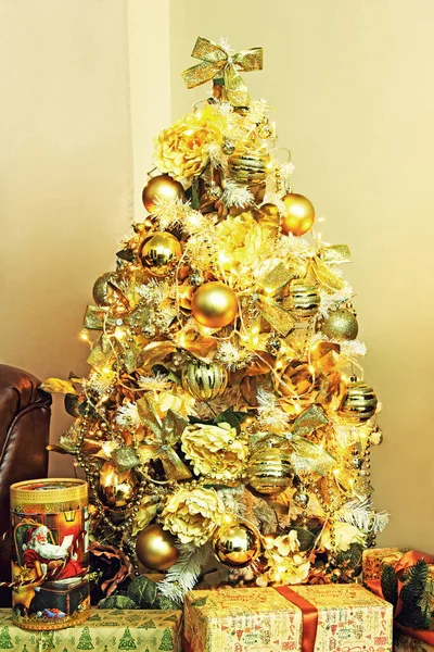 크리스마스와 크리스마스 장식과 황금빛 크리스마스 장식이 크리스마스 전나무 — 스톡 사진