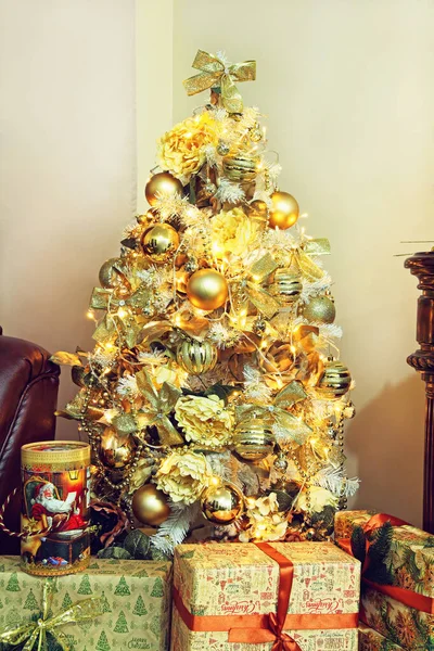 Χριστούγεννα Και Πρωτοχρονιά Χριστουγεννιάτικο Έλατο Χρυσές Χριστουγεννιάτικες Διακοσμήσεις Και Κουτιά — Φωτογραφία Αρχείου