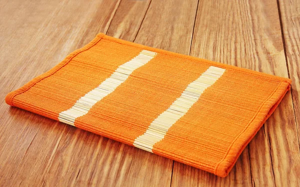 Oranssi Bambu Placemat Taitettu Puinen Pöytä Otettu Lähikuva Kotitaloudet — kuvapankkivalokuva