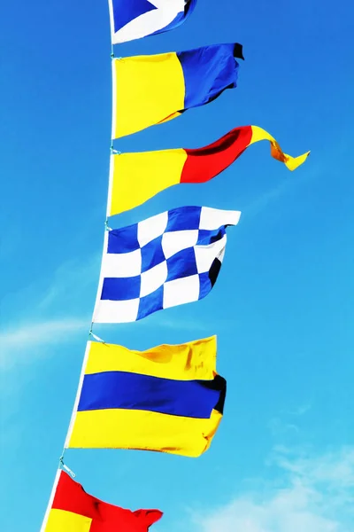 Bandeiras Sinal Marinho Fundo Azul Céu Tomado Closeup — Fotografia de Stock
