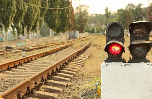 赤信号で標識を止める鉄道駅で — ストック写真