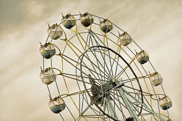 Apokalyptisches Riesenrad Auf Scharfem Himmelgrauen Hintergrund — Stockfoto