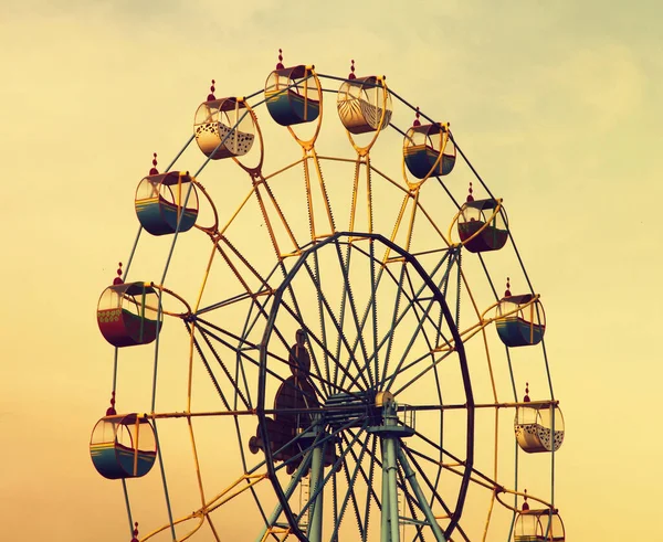 Riesenrad Abend Bewölkten Himmel Hintergrund Getöntes Bild — Stockfoto