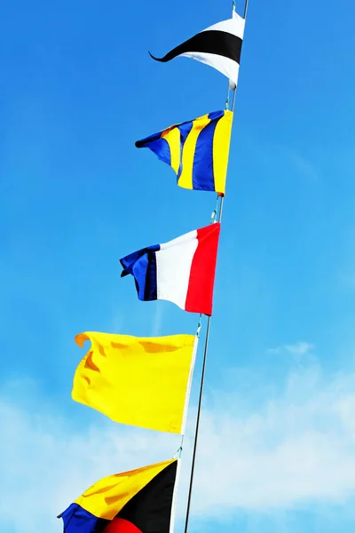 Marina Signalflaggor Mast Mot Den Blå Molniga Himlen — Stockfoto