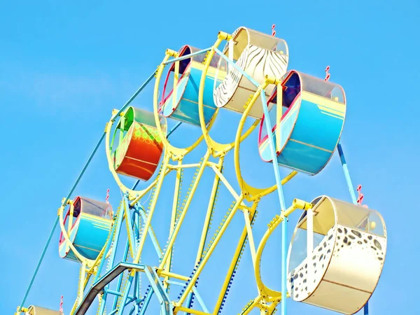 Buntes Riesenrad Karussell Gegen Den Blauen Himmel Großaufnahme — Stockfoto