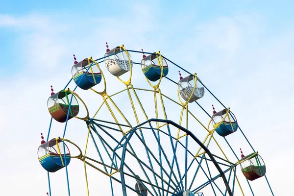 Roata Ferris Fundal Albastru Cer Tulbure Luate Aproape — Fotografie, imagine de stoc