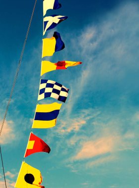 Dramatik bir arka planda deniz sinyal bayrakları yakından çekildi. Tonu ayarlanmış resim.