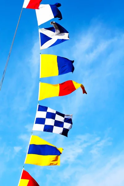 Banderas Señales Marinas Colocadas Mástil Contra Cielo Azul Tomadas Cerca —  Fotos de Stock