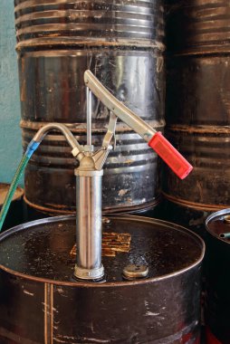 Siyah yağ kanadının manuel pompası yakın plan çekilmiş..