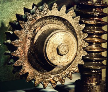 Çarklar, dişliler ve vidalar yakından alındı. Görüntü ayarlandı..