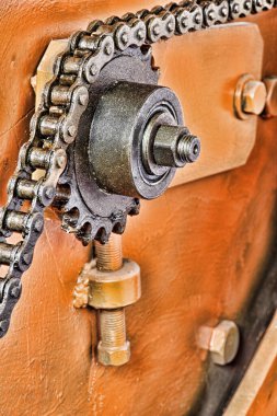 Makine kısmı. Çarklar ve metal zincir yakından alındı. Görüntü tonlandırıldı..