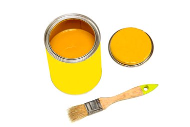 Beyaz arka planda izole edilmiş turuncu boya ve boya fırçası bankası.