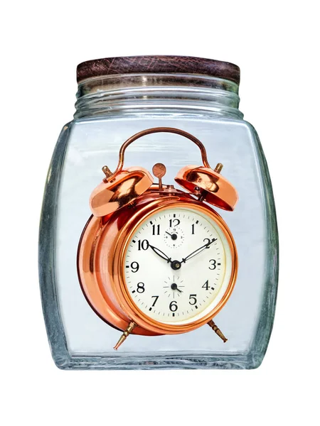 缶詰の時間の概念 白の背景に隔離されたガラス瓶に保存されたレトロなゴールデン目覚まし時計 — ストック写真